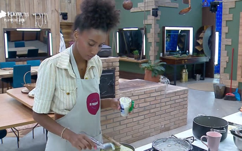 Sabrina Paiva prepara almoço para os peões