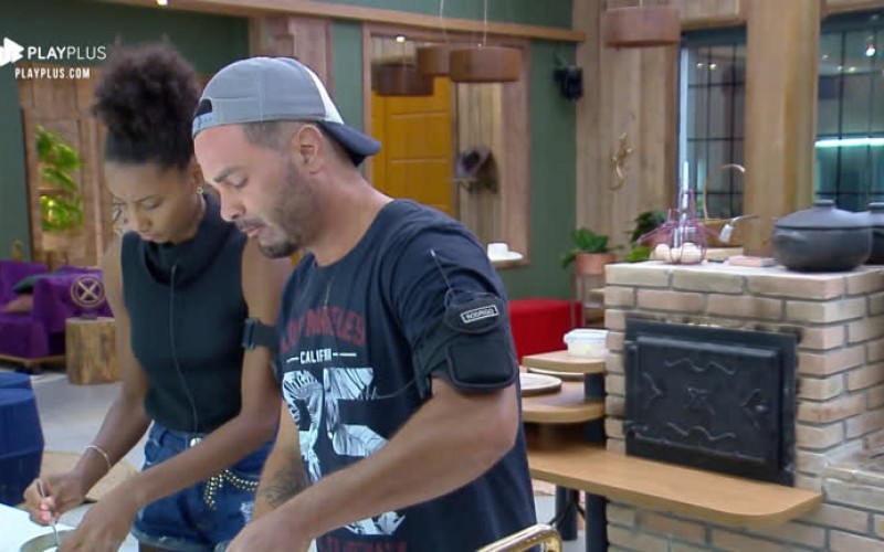 Sabrina Paiva prepara tapioca para Rodrigo Phavanello