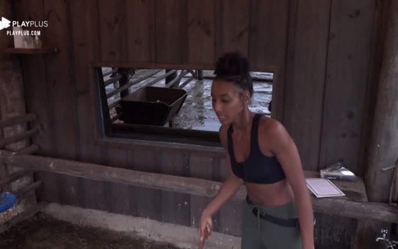 Sabrina Paiva reclama de louça que está suja há um dia