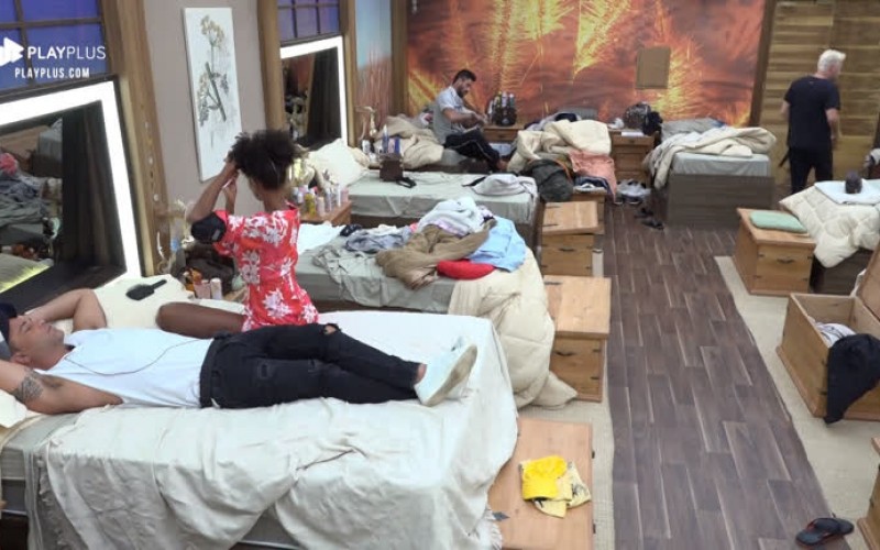 Sabrina Paiva usa escova de dente para pentear o cabelo