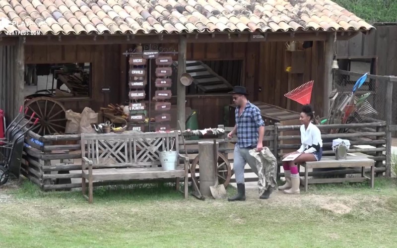 Sabrina reclama do ronco de Rodrigo: 