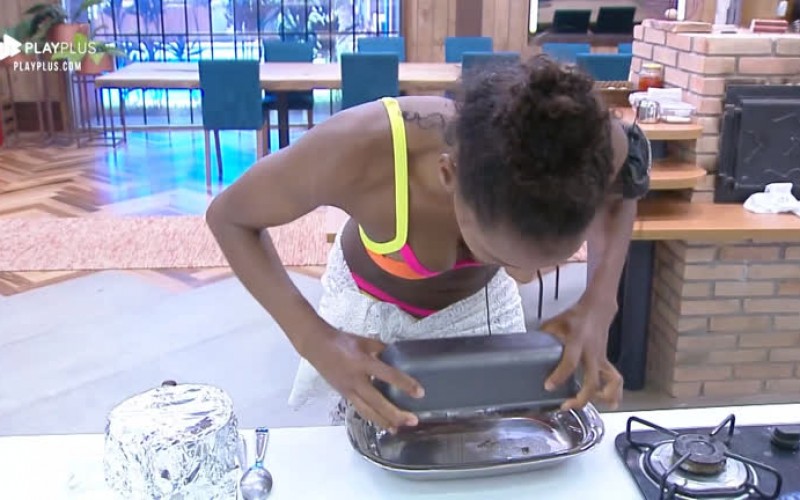 Sabrina sofre para tirar bolo congelado da forma e comemora