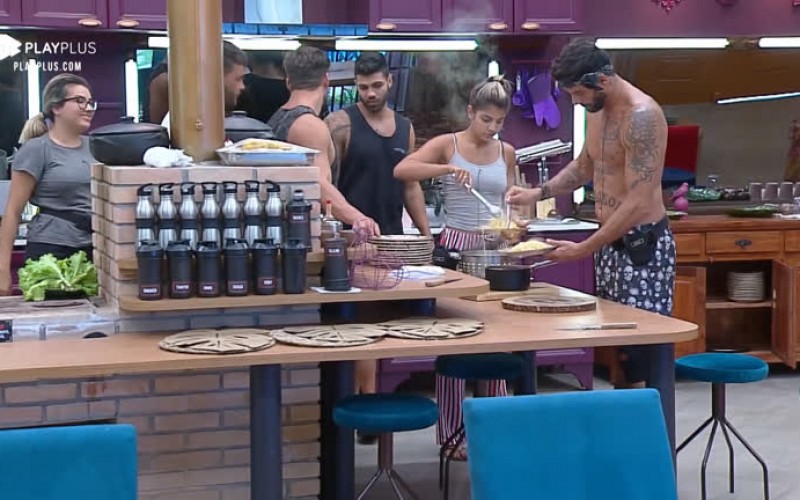 Sem carne após punição, peões comem espaguete com legumes