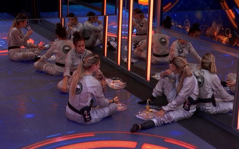 Sisters voltam a falar de Rízia e Hana chama Gustavo de 