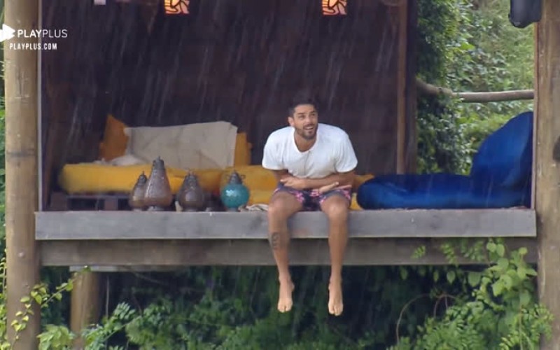 Sozinho, Diego Grossi observa chuva na casa da árvore