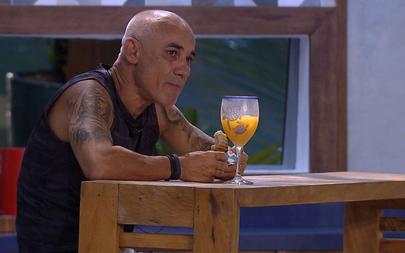 Sozinho na casa, Ayrton lancha na cozinha gourmet