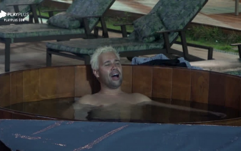 Sozinho no ofurô, Viny Vieira canta sucessos de Tim Maia