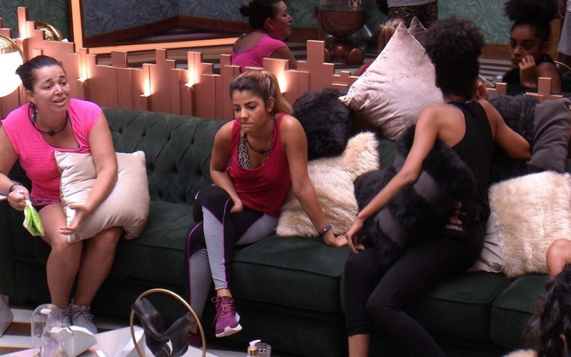 Tereza pede atenção de todos e reclama de copos espalhados pela casa: 