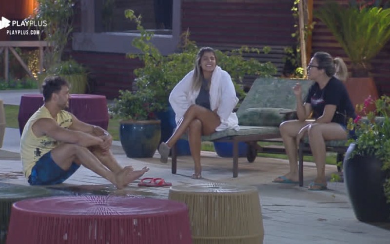 Thayse comenta que alguém já fez xixi no ofurô