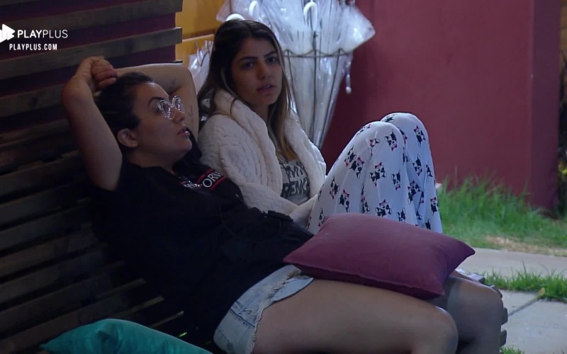 Thayse e Hari cogitam puxar Sabrina para a roça