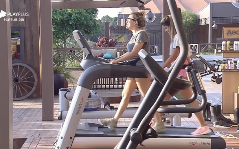 Thayse e Hariany dividem esteira e caminham juntas