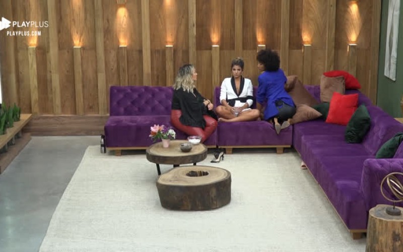 Thayse e Sabrina consolam Hari após peoa mandar Lucas para Roça