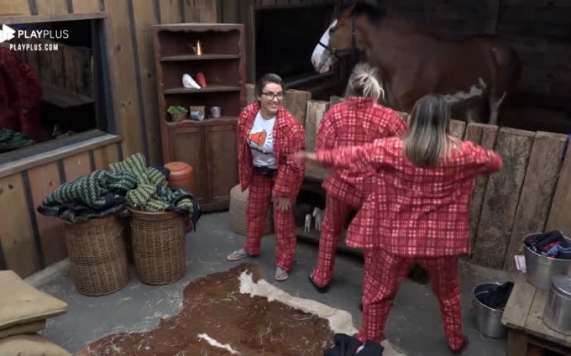 Thayse, Hari e Tati cantam na baia para cavalo Lyon