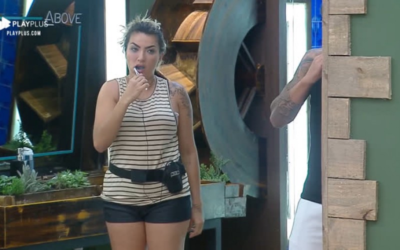 Thayse Teixeira reclama de pia entupida e com acúmulo de água