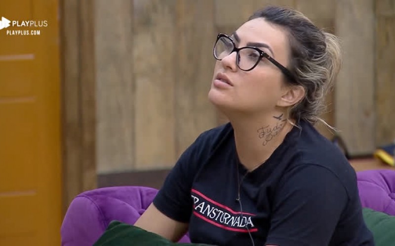 Thayse Teixeira revela que está chateada: 