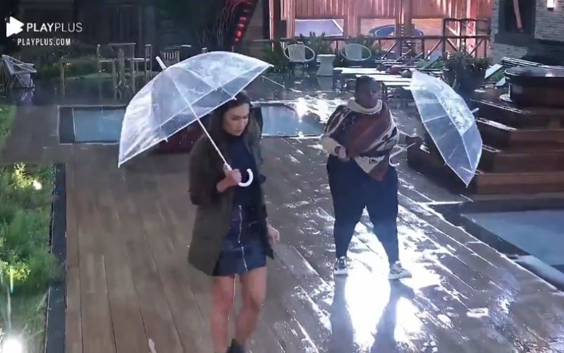 Treta! Jojo puxa Stéfani para a baia, e peoas discutem