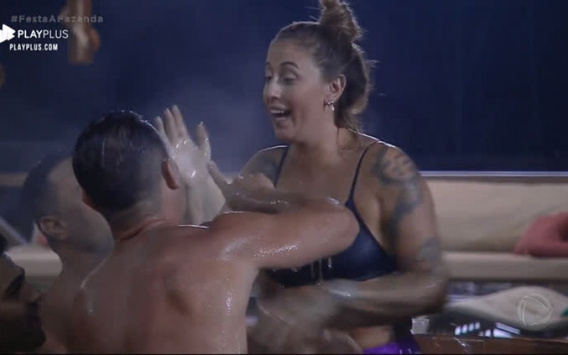 Triângulo amoroso vira o assunto mais comentado na sede da Fazenda