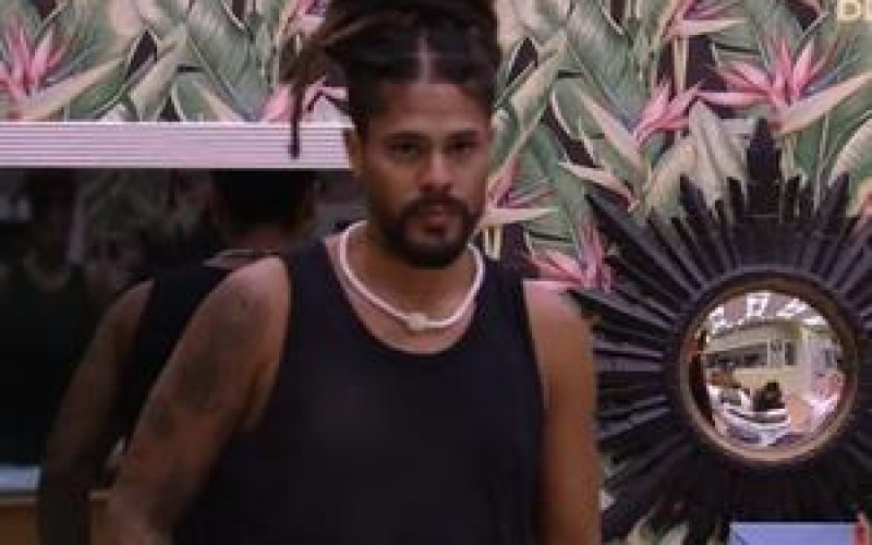 Viegas afirma que vai tirar maquiagem e repete: "Parece traveco, não gosto"