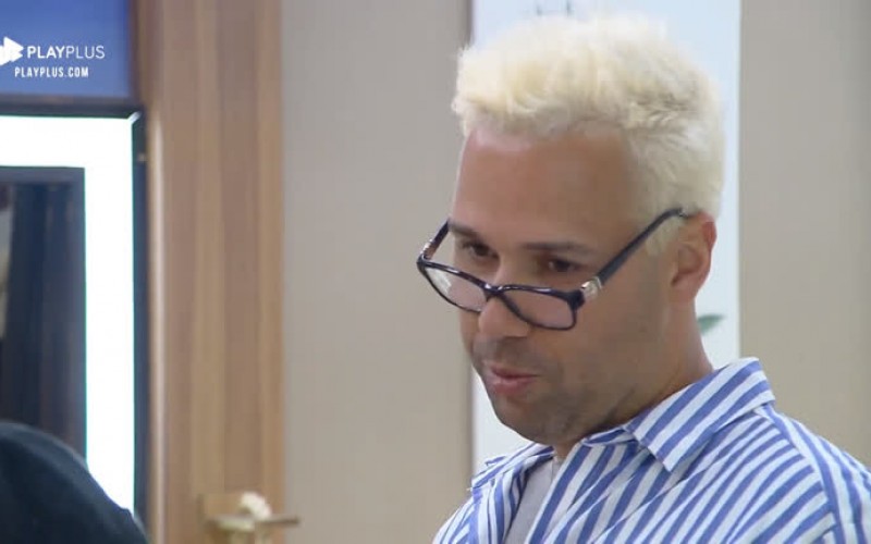 Viny arranca risos dos peões ao imitar o estilista Clodovil