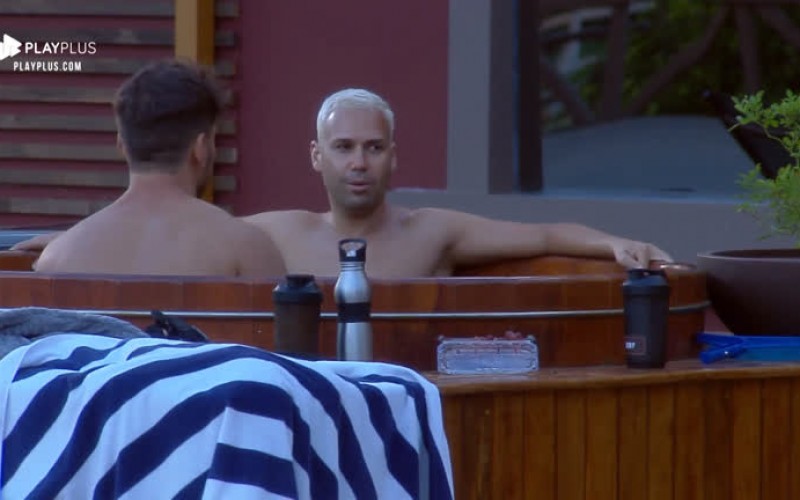 Viny fala sobre o clima na casa: 