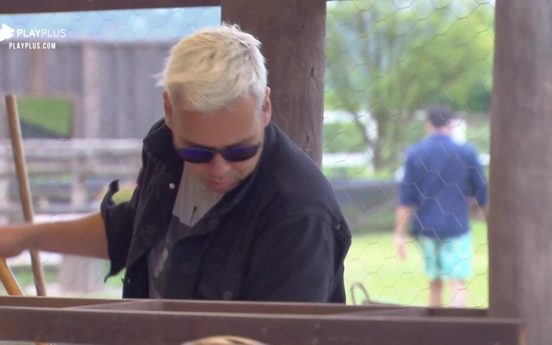 Viny Vieira canta Morrissey enquanto limpa galinheiro da sede