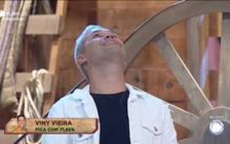 Viny Vieira vence Netto e faz gesto provocativo para peões