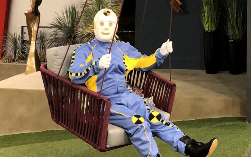 Votação Big Boss: primeiro brother que sentar no balanço perderá 500 estalecas