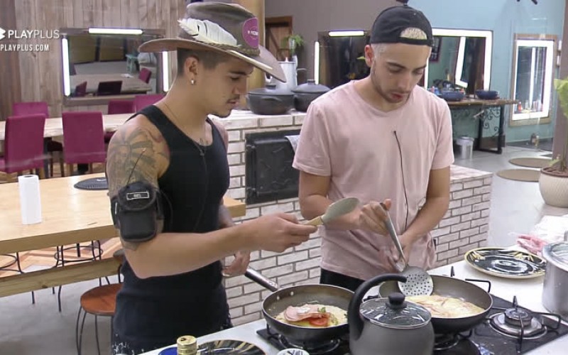 Biel e Lucas preparam lanche - A Fazenda 12