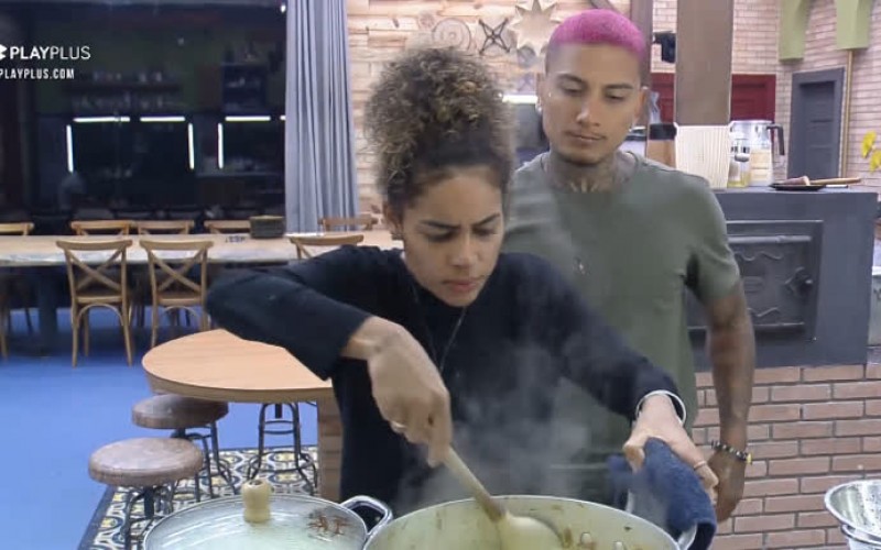 Dynho ajuda Sthe na cozinha - A Fazenda 13