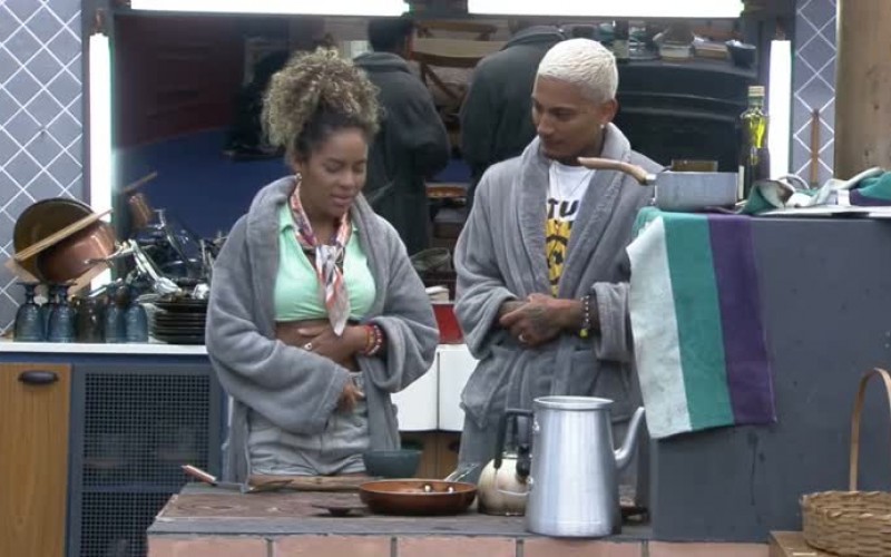 Dynho frita ovos para o jantar - A Fazenda 13