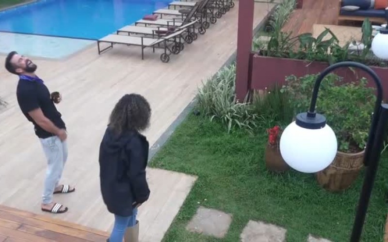 Erasmo assusta Sthe com sapo - A Fazenda 13