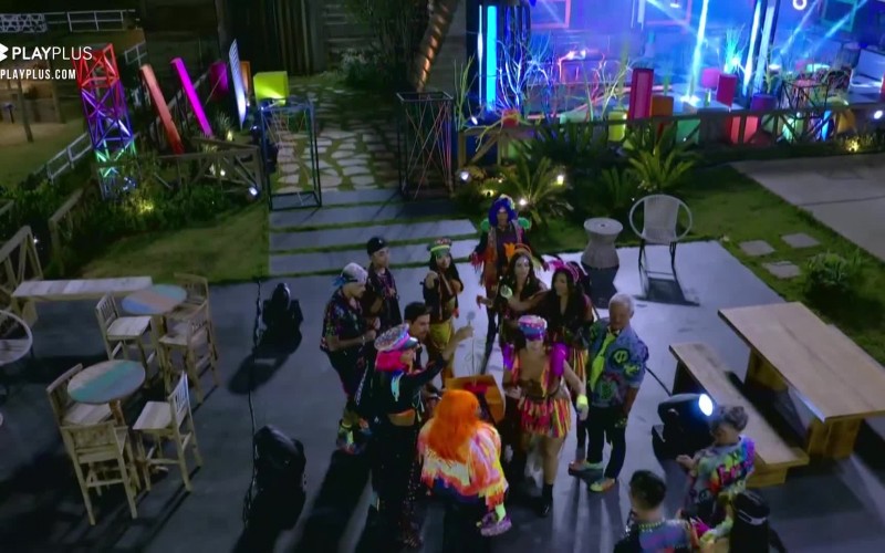 Festa neon começa na sede - A Fazenda 12