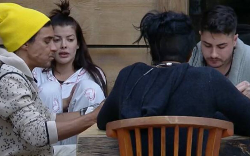 Jaquelline leva punição por quebrar objetos da sede