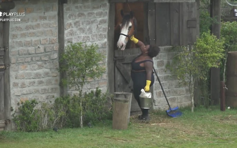 Jojo "conversa" com Lyon - A Fazenda 12