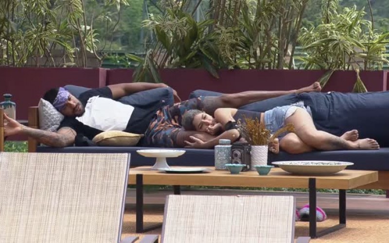 Lary faz carinho em Bil - A Fazenda 13