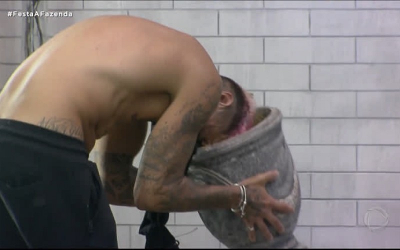Lipe dá trabalho no pós-festa - A Fazenda 12