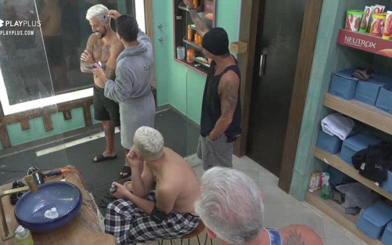 Lipe desenha coração no cabelo - A Fazenda 12