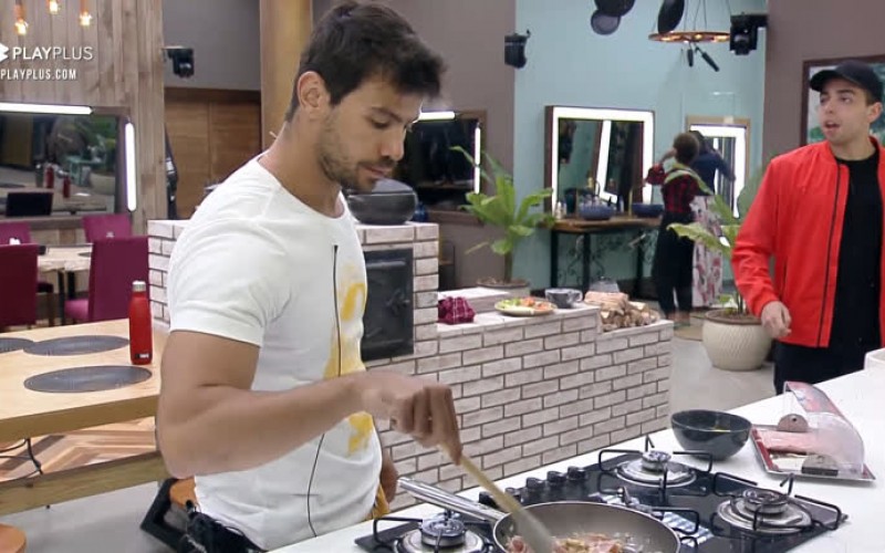 Mariano arrasa na cozinha - A Fazenda 12