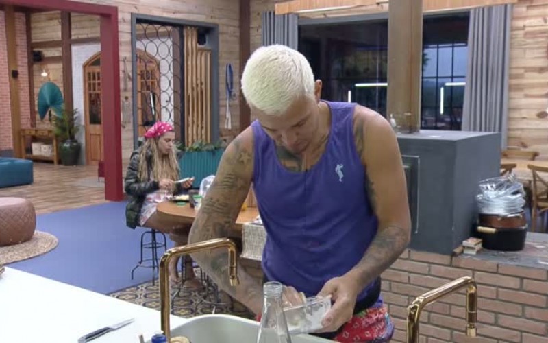 MC Gui reclama da louça suja - A Fazenda 13