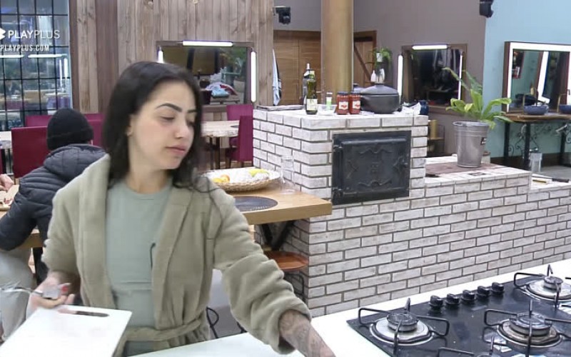 MC Mirella dá recado aos peões - A Fazenda 12