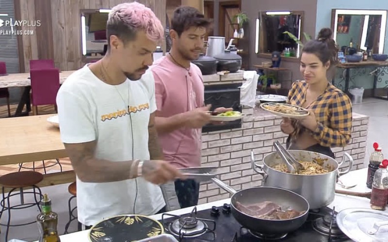 Peões almoçam bife e macarrão – A Fazenda 12