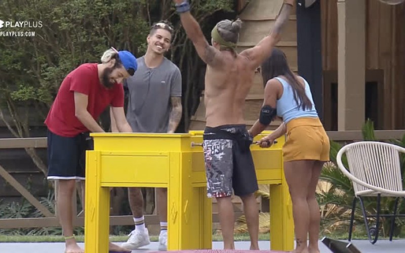 Peões brincam de pebolim - A Fazenda 12