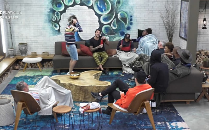 Peões cantam e animam a sede - A Fazenda 12