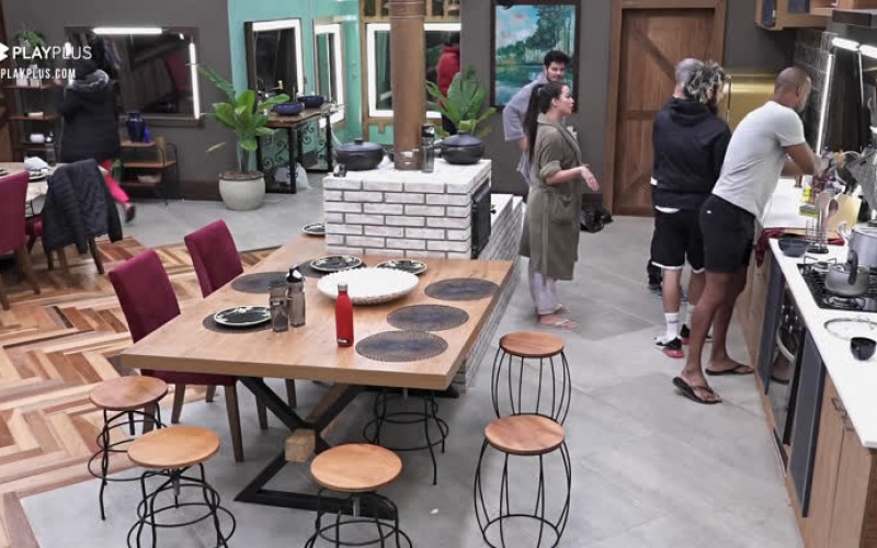 Peões dividem tarefas de limpeza na cozinha