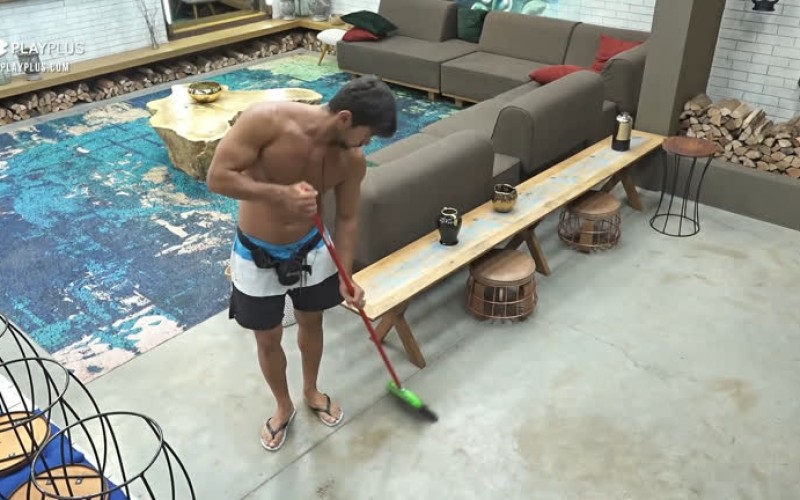 Peões fazem faxina na sede - A Fazenda 12