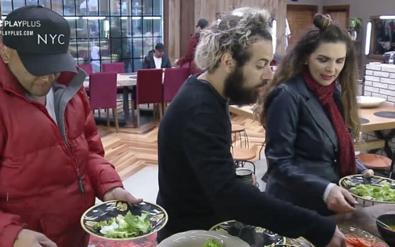 Peões fazem fila para o almoço – A Fazenda 12