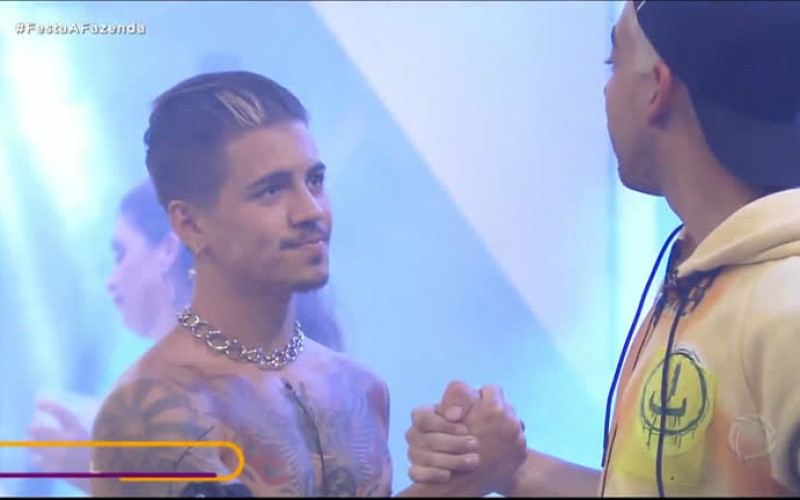 Peões se aproximam na festa - A Fazenda 12