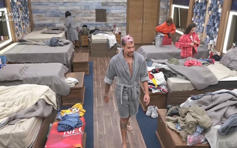 Peões se arrumam para baia - A Fazenda 12