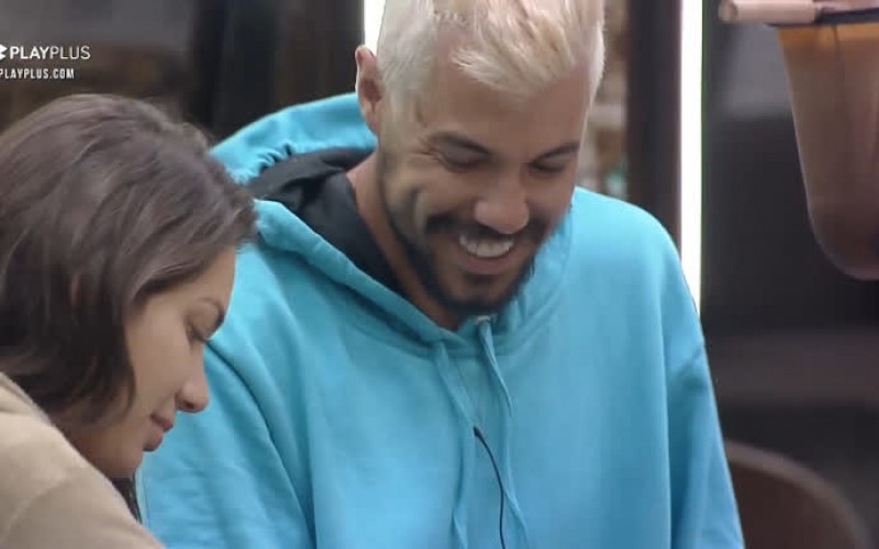 Stéfani ajuda Lipe com café - A Fazenda 12