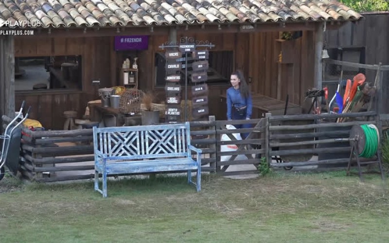 Stéfani Bays cutuca Fazendeira - A Fazenda 12